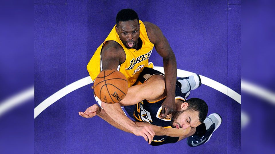 Bintang Los Angeles Lakers, Luol Deng saat berduel dengan pemain Utah Jazz, Rudy Gobert. Copyright: © Getty Images